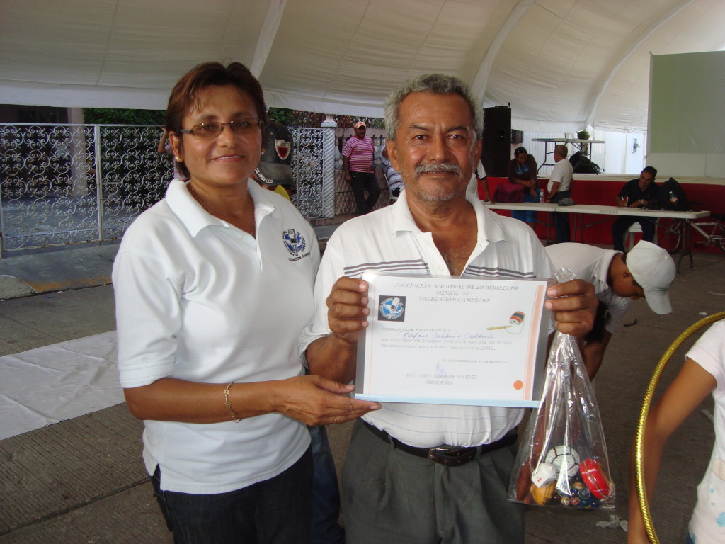 Ana Argente Ramírez, Presidenta Del. Campeche, entrega reconocimiento al 1er. Lugar y un kit de juegos tradicionales. Foto: Cynthia Chao